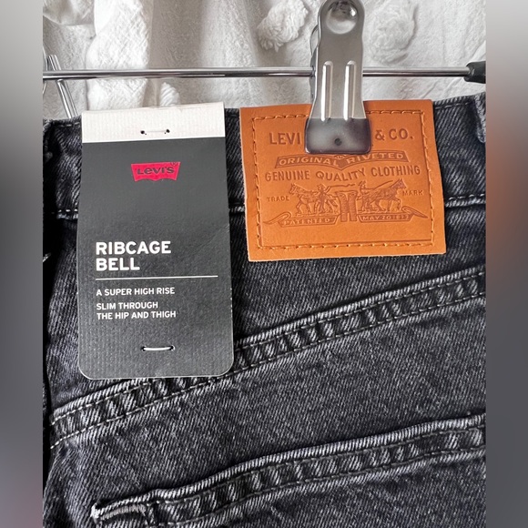 New Levi’s ribcage bell jeans - Picture 7 of 7